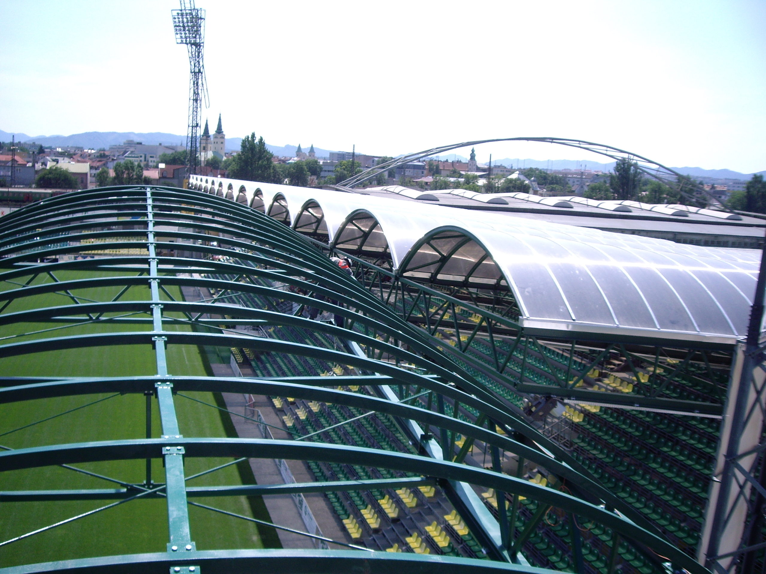 montáž zasklenia tribún futbalového štadióna Žilina